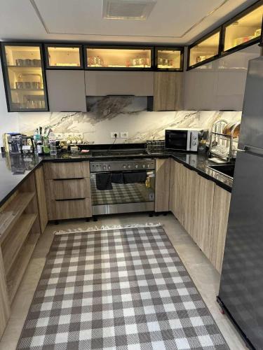 Köök või kööginurk majutusasutuses شقه فندقيه 3غرف ورسيبشن فيو بحيرة كمبوند جرين تاون