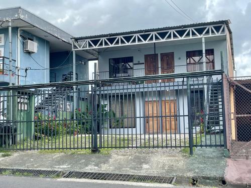 Tòa nhà nơi căn hộ tọa lạc