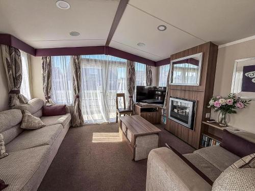 Posezení v ubytování Lovely 8 Berth Caravan With Large Decking Area In Caister, Norfolk Ref 65055Eb