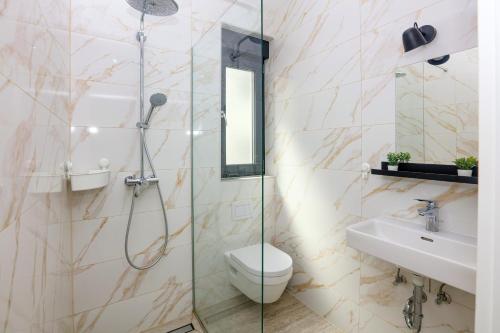 ein Badezimmer mit Dusche, Toilette und Waschbecken in der Unterkunft Family-friendly apartments with swimming pool Murter - 22942 in Murter