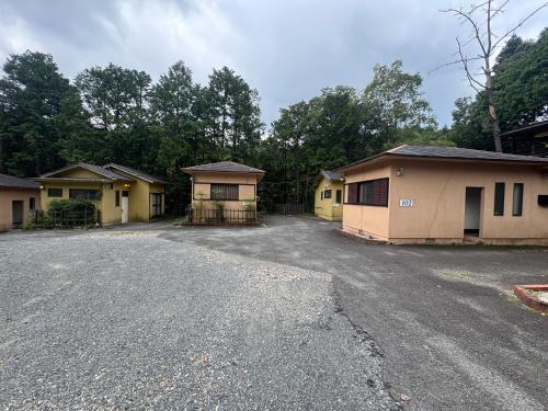 an empty parking lot in front of some houses at ホテル亀岡 in Minamijō