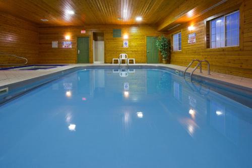 a large swimming pool in a building at Country Inn & Suites by Radisson, Watertown, SD in Watertown