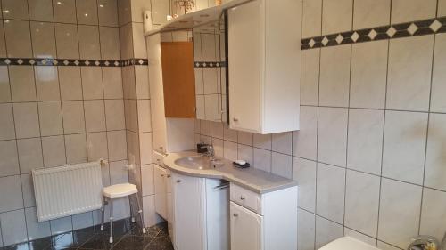 Un baño con lavabo, inodoro y espejo. en An der Wilhelmshöhe, en Lingen