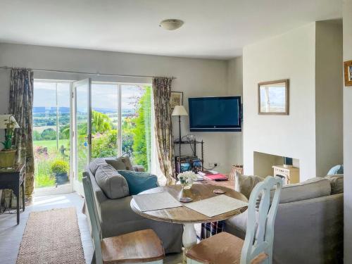 ein Wohnzimmer mit Sofa und Tisch in der Unterkunft Snooty Fox Cottage in Hexham