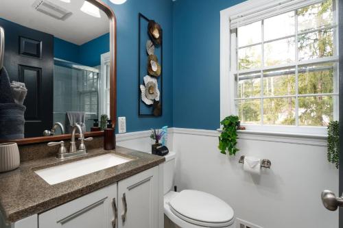 Koupelna v ubytování Exclusive Lux Home Near Town • Game Rm • Gym • 4BR