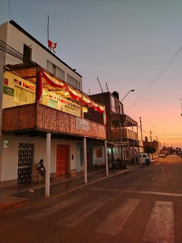 un edificio sul lato di una strada di HOSPEDAJE WELCOME PARACAS peru a Paracas