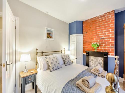 En eller flere senge i et værelse på Pennypot Cottage - Uk41787