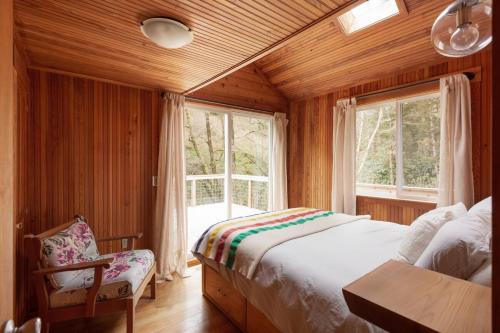 Katil atau katil-katil dalam bilik di Sweet Root Hollow