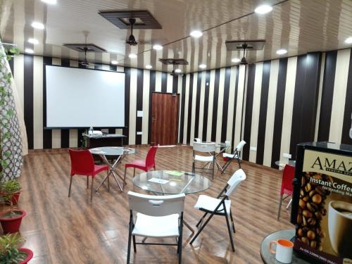Televisyen dan/atau pusat hiburan di Hotel O Radhey Krishna Bhawan