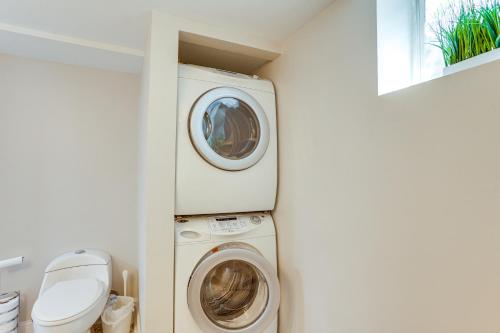 a laundry room with a washer and dryer at Shenandoah Valley Riverside Retreat Near Wineries in Grottoes