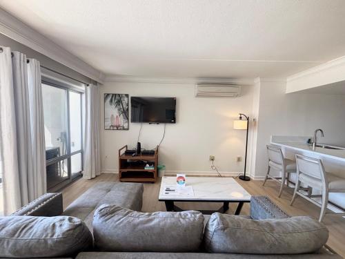 Μια τηλεόραση ή/και κέντρο ψυχαγωγίας στο Ilikai Apt 302 - Newly Renovated Studio with Breathtaking Ocean & Harbor Views Modern Updates September 2025