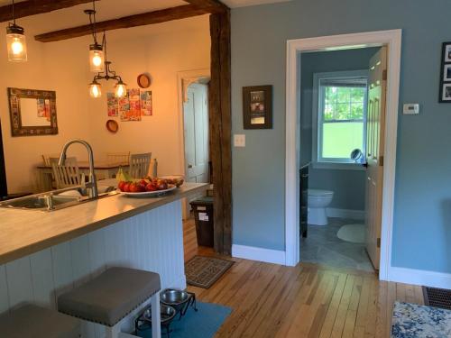 Ένα μπάνιο στο Cozy Place with Outdoor Space for Pets
