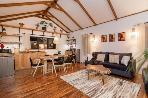 Kuchyň nebo kuchyňský kout v ubytování Jungle Oasis 2BR Cottage