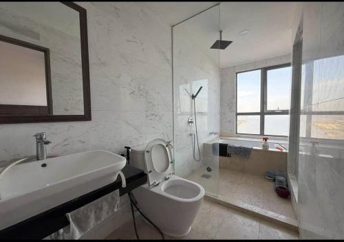 マラッカにあるTranquil Seaview 2-Bedroom Luxury Retreat with Wifiの洗面台、トイレ、シャワー付きのバスルーム