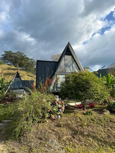 BuenavistaにあるAREWÁ Biohabitatの田地上のガラス窓付き家