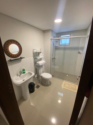 un bagno con doccia, WC e lavandino di Encantador apartamento de 2 dormitorios a Luque
