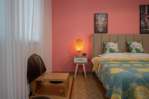a bedroom with a bed and a lamp on a table at Hotel Asia Star in Mérida