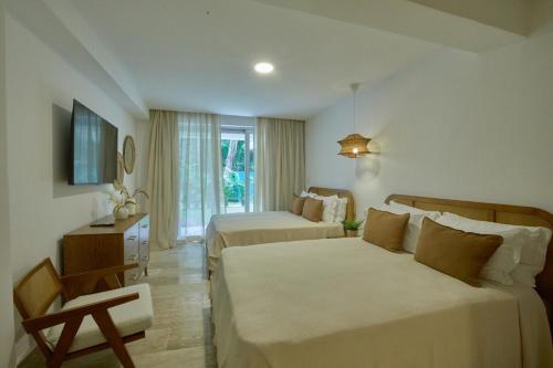 Ένα ή περισσότερα κρεβάτια σε δωμάτιο στο Escape Oasis in Playa Dorada Pool & Beach