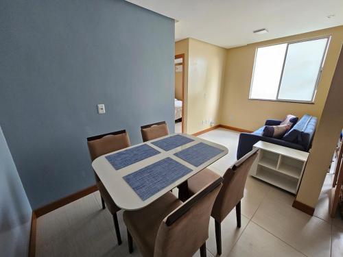 Un comedor con una mesa y sillas y un sofá. en Acomodação Ideal Samambaia, en Ananindeua
