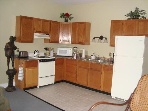 Kitchen o kitchenette sa Bristol Suites