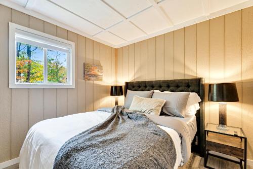 Ένα ή περισσότερα κρεβάτια σε δωμάτιο στο Muskoka Waterfront Cottage with Canoes and Fire Pit