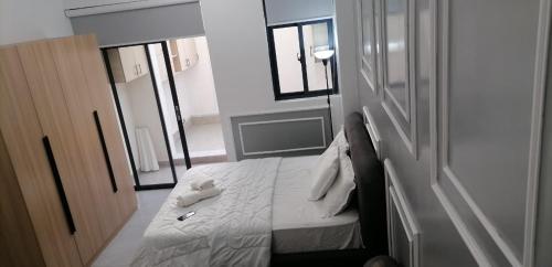 Un dormitorio con una cama con dos animales de peluche encima. en Lester's Luxe Studio Apartment 15 Minutes from United Nations, en Ruaka