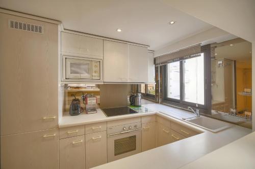 FRGK Athena Palm Beach 1BR Terrace, AC & Ultra-Fast Wi-Fi