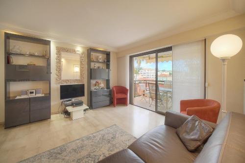 FRGK Athena Palm Beach 1BR Terrace, AC & Ultra-Fast Wi-Fi