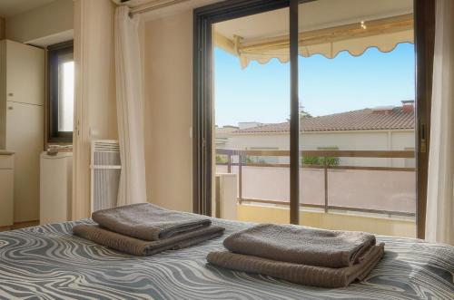 FRGK Athena Palm Beach 1BR Terrace, AC & Ultra-Fast Wi-Fi