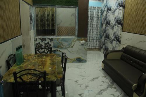 Ruang duduk di Dipankar House