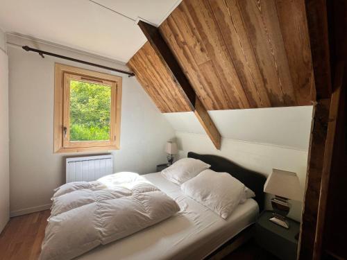 Ένα ή περισσότερα κρεβάτια σε δωμάτιο στο Chalet de Charme en Forêt près du Golf et Ski à Corrençon - FR-1-515-228