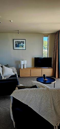 Ένα ή περισσότερα κρεβάτια σε δωμάτιο στο Waves Kaikoura Luxury Waterfront Apartment 1