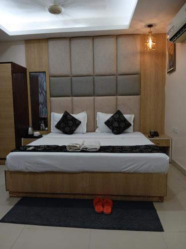 a bedroom with a large bed with a large headboard at Hote The HTP Near IGI Airport New Delhi in Jāmb
