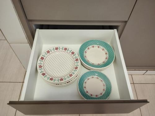three plates sitting on a shelf in a drawer at Casa em Sete Lagoas - até 12 pessoas - Preço Justo in Sete Lagoas