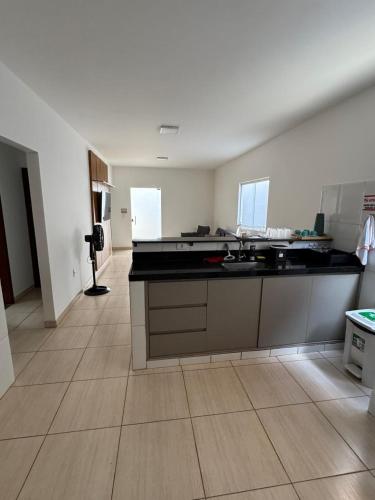 a kitchen with a sink and a counter at Casa em Sete Lagoas - até 12 pessoas - Preço Justo in Sete Lagoas