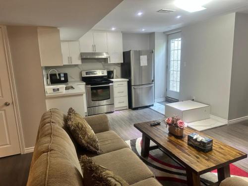 ein Wohnzimmer mit Sofa und Tisch in der Unterkunft Beautiful&Spacious 2 Bedroom Basement Family Suite in Bradford