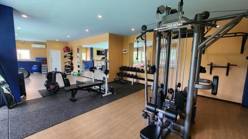 un gimnasio con máquinas de correr en Cozy View Pool Villa - Koh Chang, en Ban Khlong Son