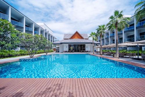 a swimming pool in front of a building at Ayutthaya Star Hotel