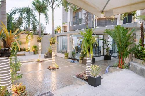a courtyard with palm trees and plants in a building at The Penhouse view đẹp 4 nguoi in Tây Ninh