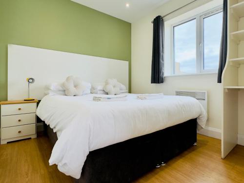 Un dormitorio con una gran cama blanca con ositos de peluche. en Fox Lodge - Uk30605, en Pidley