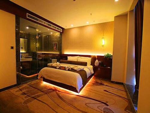 a bedroom with a large bed in a room at James Joyce Coffetel Golmud Huaxing Plaza Branch in Golmud