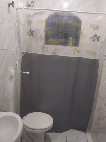 Ένα μπάνιο στο Casa com piscina Mongaguá 2 quartos