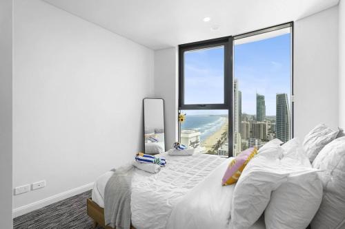 Un pat sau paturi într-o cameră la 36th Sky- High Beach Side Condo - Pet Friendly
