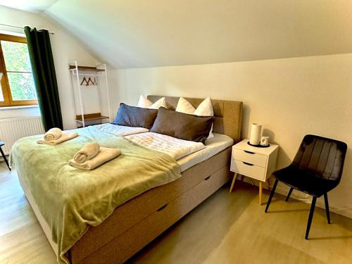 a bedroom with a bed with towels on it at Savor Appartement Bergblick für 6 Personen in Sohland