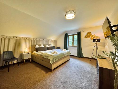 a bedroom with a bed and a desk and a window at Savor Appartement Bergblick für 6 Personen in Sohland