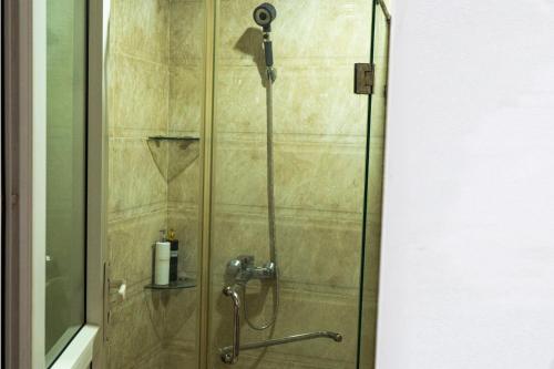 eine Dusche in einem Badezimmer mit einer Glastür in der Unterkunft Big Church Homestay in Hanoi