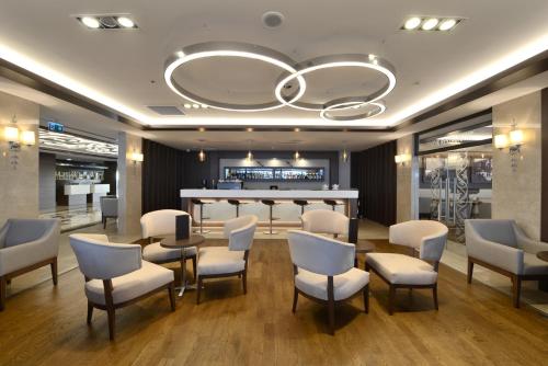 a salon with a table and chairs and a bar at Radisson Blu Hotel, Ordu in Ordu