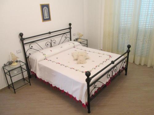 SpinetoliにあるSpineolaの寝室のベッドに座るテディベア