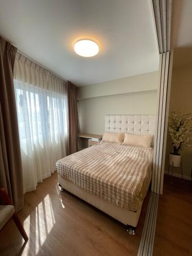 Un dormitorio con una cama y una ventana grande. en Mini Apartment Ares 2, en Lima