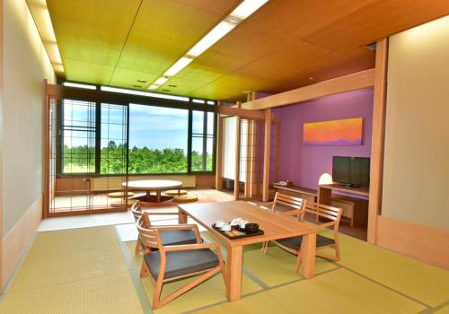 Un comedor con mesa y sillas y una gran ventana. en Hakone Yunohana Prince Hotel, en Hakone